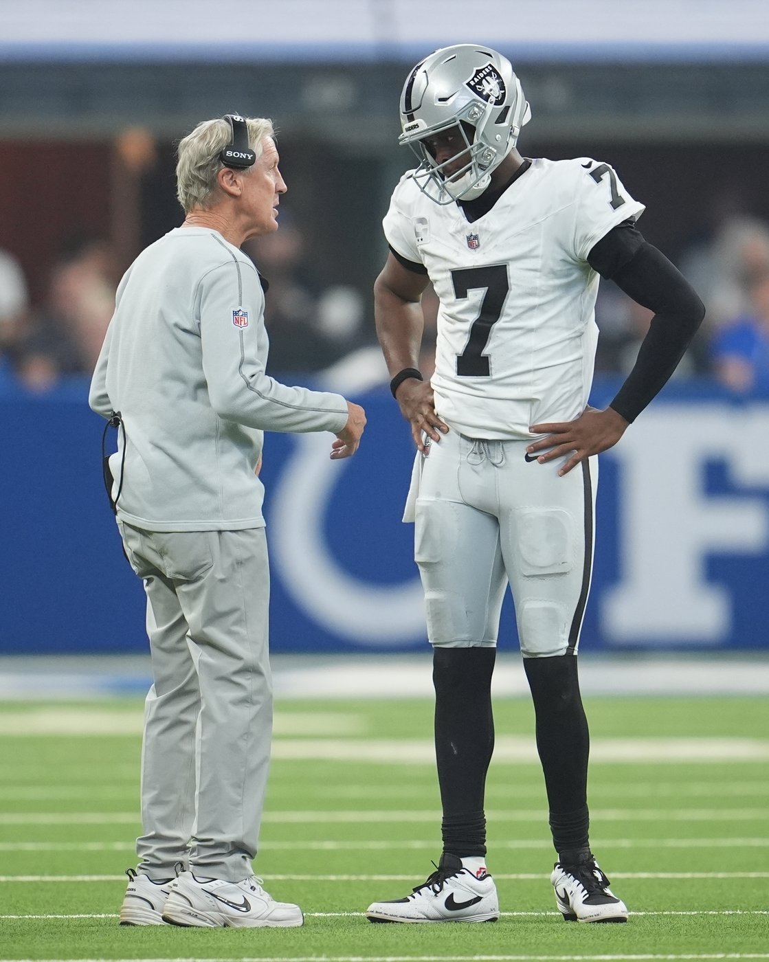 Geno Smith's early-season struggles continue as Raiders are blown out by Colts | iNFOnews.ca