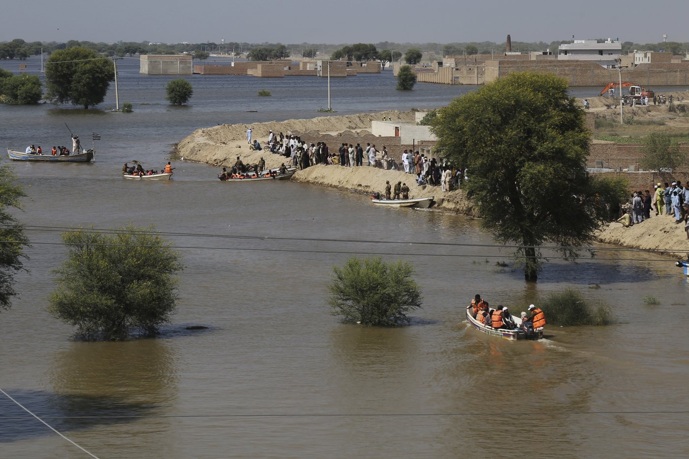 Rescue boat evacuating flood victims capsizes in eastern Pakistan, killing 9 | iNFOnews.ca