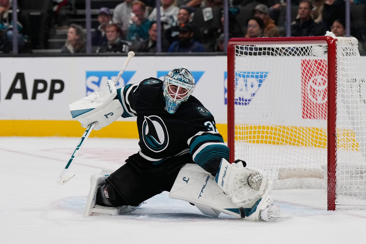 Carrier, Robinson score late in 2nd period and Hurricanes beat Sharks 5-1 to improve to 3-0 | iNFOnews.ca