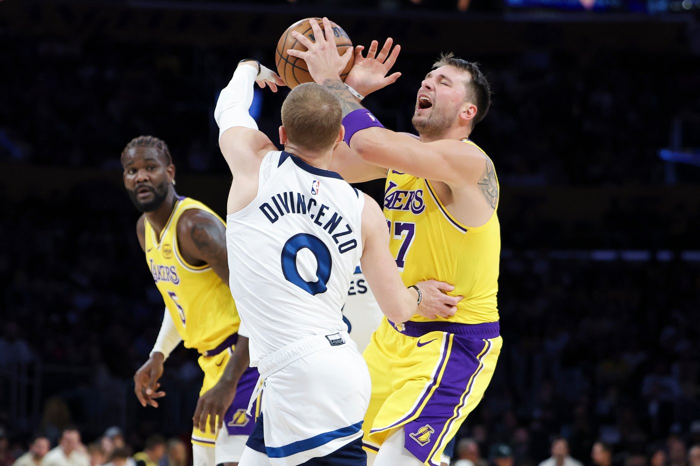 Lakers' Luka Doncic likely out at least one week with a sprained finger and a bruised leg | iNFOnews.ca Lakers' Luka Doncic likely out at least one week with a sprained finger and a bruised leg | iNFOnews.ca