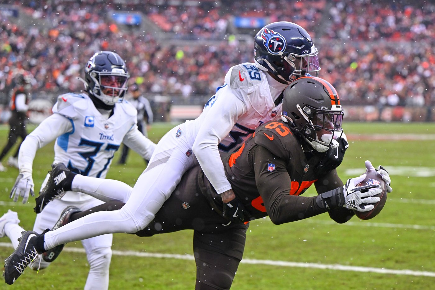 Tony Pollard runs for 161 yards and 2 TDs as Titans outlast Shedeur Sanders and Browns 31-29 | iNFOnews.ca