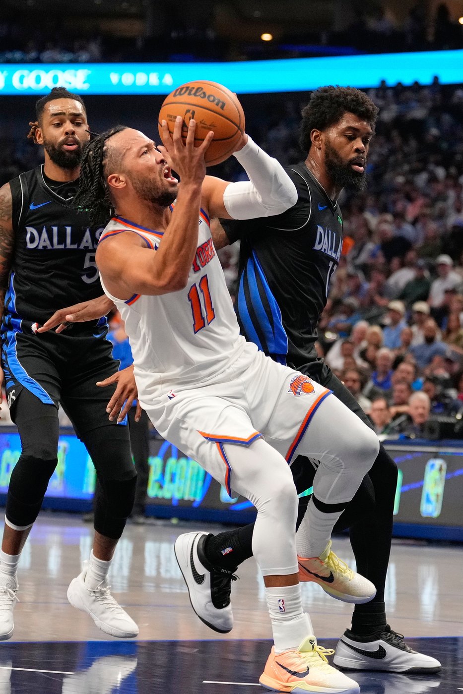 Jalen Brunson returns after missing two games with ankle sprain, leads Knicks past Mavericks 113-111 | iNFOnews.ca