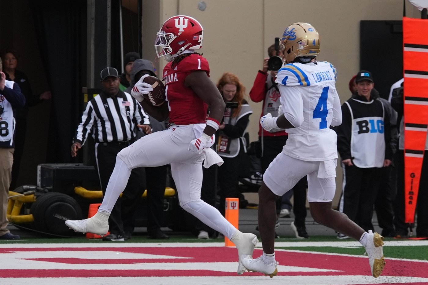 Aiden Fisher's early interception, Mendoza brothers' TD runs help No. 2 Indiana roll past UCLA 56-6 | iNFOnews.ca Aiden Fisher's early interception, Mendoza brothers' TD runs help No. 2 Indiana roll past UCLA 56-6 | iNFOnews.ca