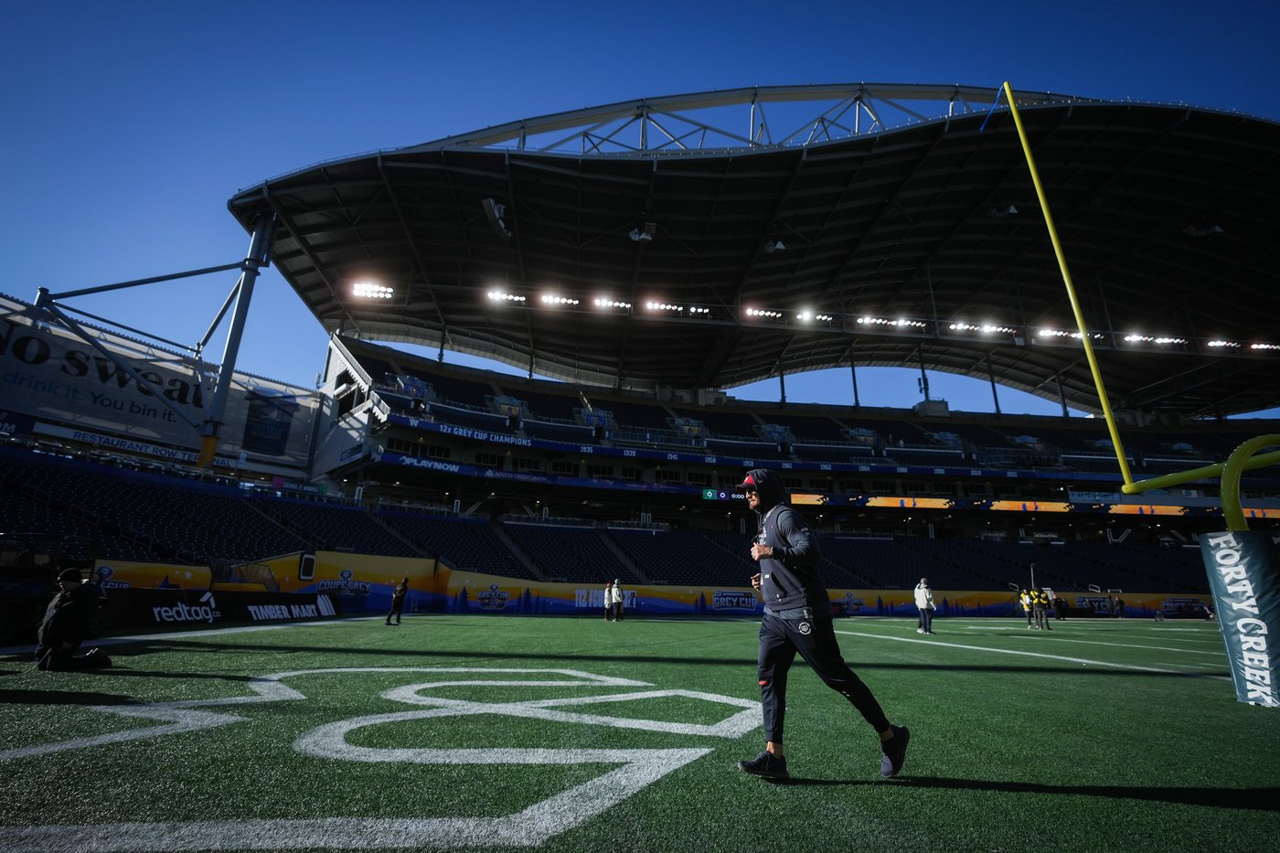 Photo Gallery: Roughriders and Alouettes Walkthrough Stadium Pre-Grey Cup | iNFOnews.ca
