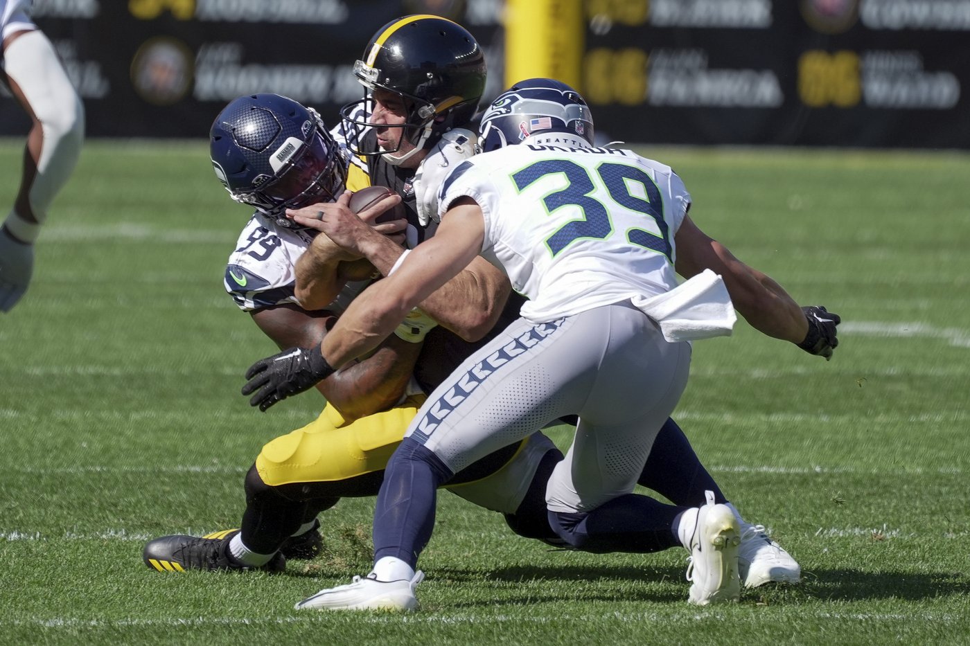 Seahawks' George Holani turns the Steelers' blunder on a kickoff into a TD as Seattle wins 31-17 | iNFOnews.ca