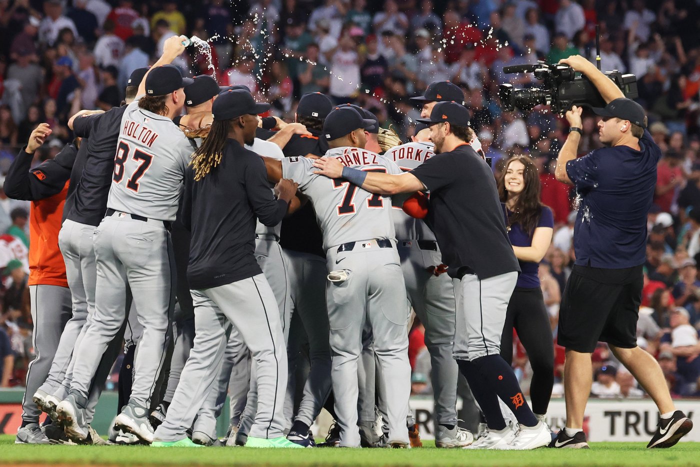Tigers clinch playoff berth with 2-1 win over Red Sox in Game 161 and avert September collapse | iNFOnews.ca