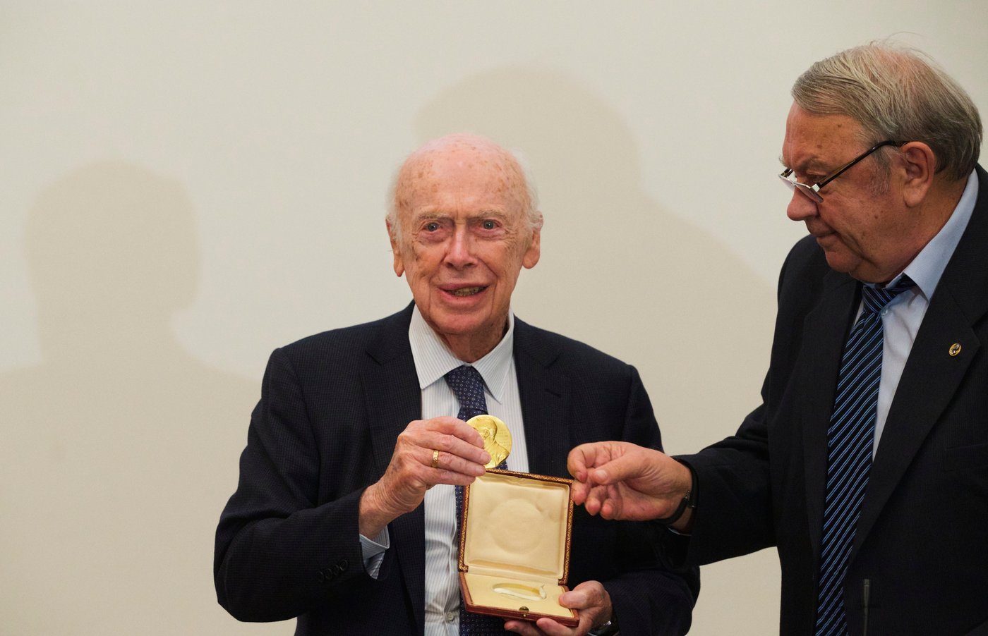 James Watson, co-discoverer of the double-helix shape of DNA, has died at age 97 | iNFOnews.ca James Watson, co-discoverer of the double-helix shape of DNA, has died at age 97 | iNFOnews.ca