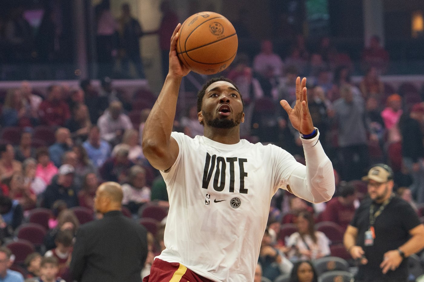 Donovan Mitchell scores 37 points as Cavaliers down Young-less Hawks 117-109 | iNFOnews.ca