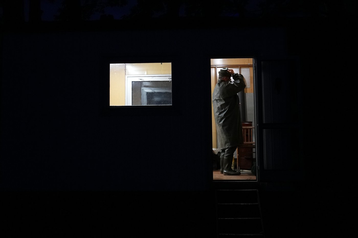 Photos show Czech fisherman hauling in Christmas carp for holiday tables | iNFOnews.ca