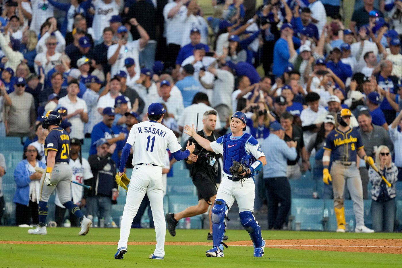Dodgers near repeat World Series trip, beat Brewers 3-1 behind Glasnow, Edman for 3-0 NLCS lead | iNFOnews.ca Dodgers near repeat World Series trip, beat Brewers 3-1 behind Glasnow, Edman for 3-0 NLCS lead | iNFOnews.ca