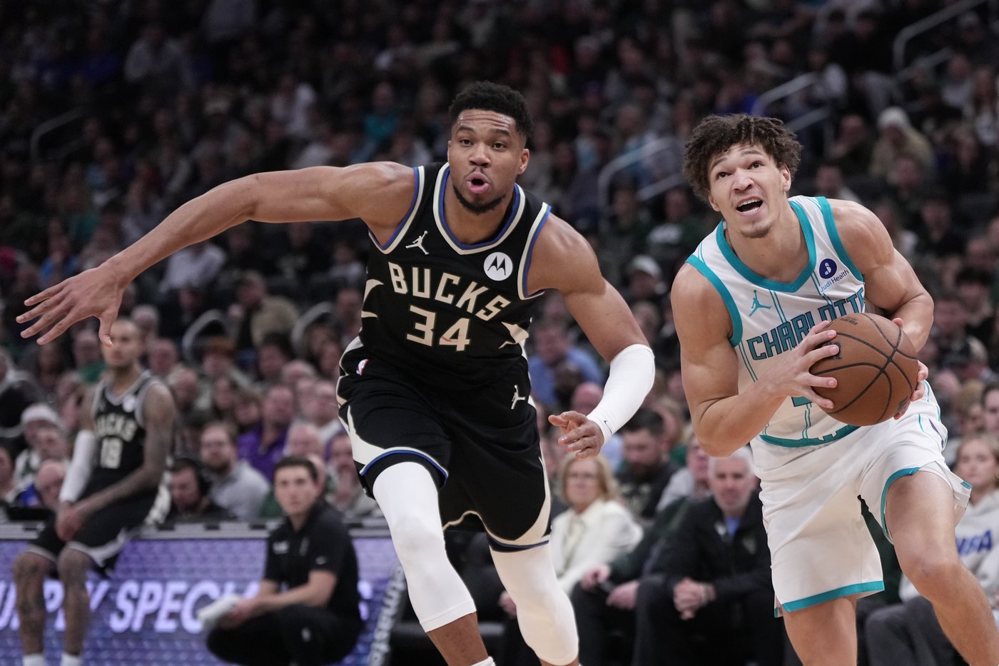 Antetokounmpo's dunk in closing seconds gives Bucks 122-121 win over Hornets | iNFOnews.ca