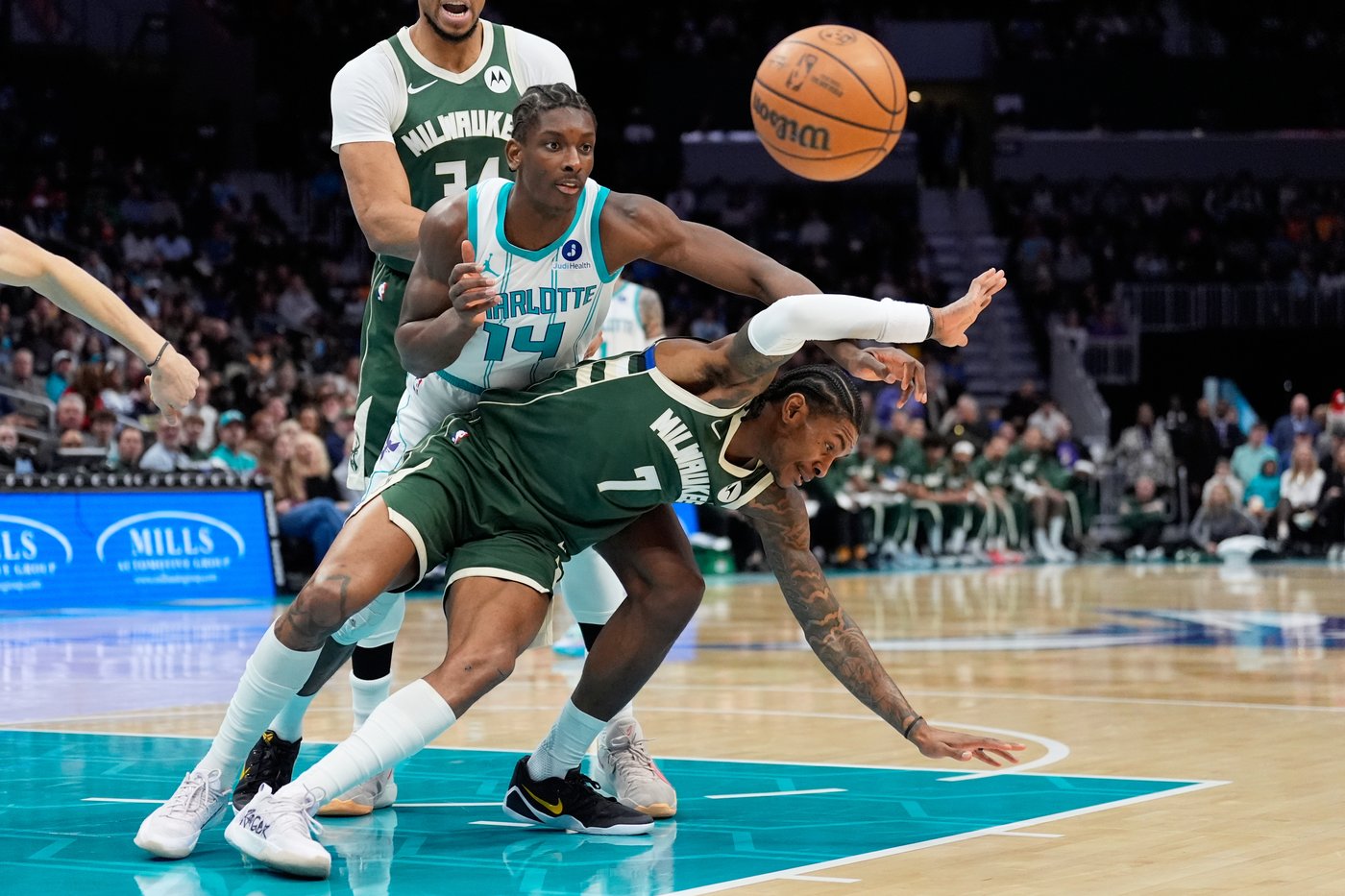 Portis, Antetokounmpo lead Bucks past Hornets 123-113 for first back-to-back wins since October | iNFOnews.ca