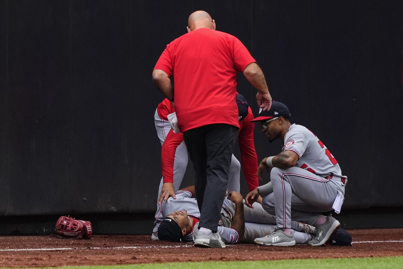 Nationals rookie Daylen Lile exits with knee injury after sliding into the wall against the Mets | iNFOnews.ca