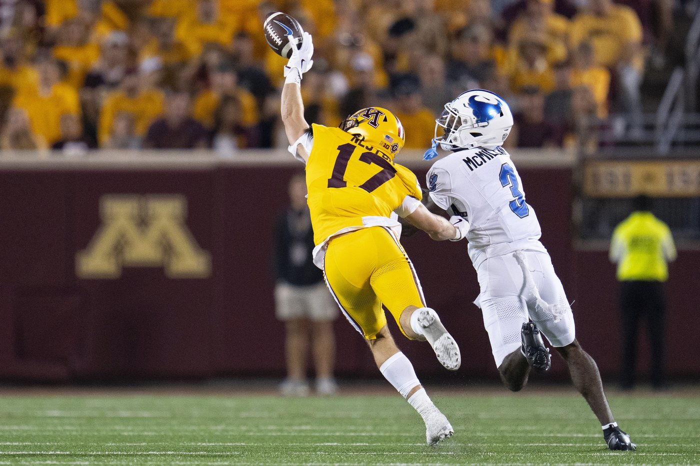 Minnesota beats Buffalo 23-10 in opener as Drake Lindsey passes for 290 yards, 2 TDs in debut | iNFOnews.ca