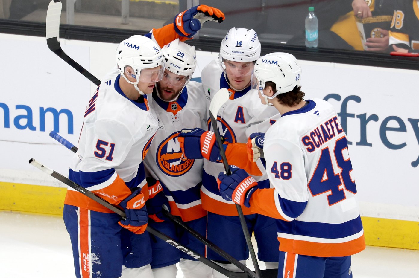 Schaefer scores in OT to give Islanders 3-2 win over Mammoth for 4th straight victory | iNFOnews.ca Schaefer scores in OT to give Islanders 3-2 win over Mammoth for 4th straight victory | iNFOnews.ca