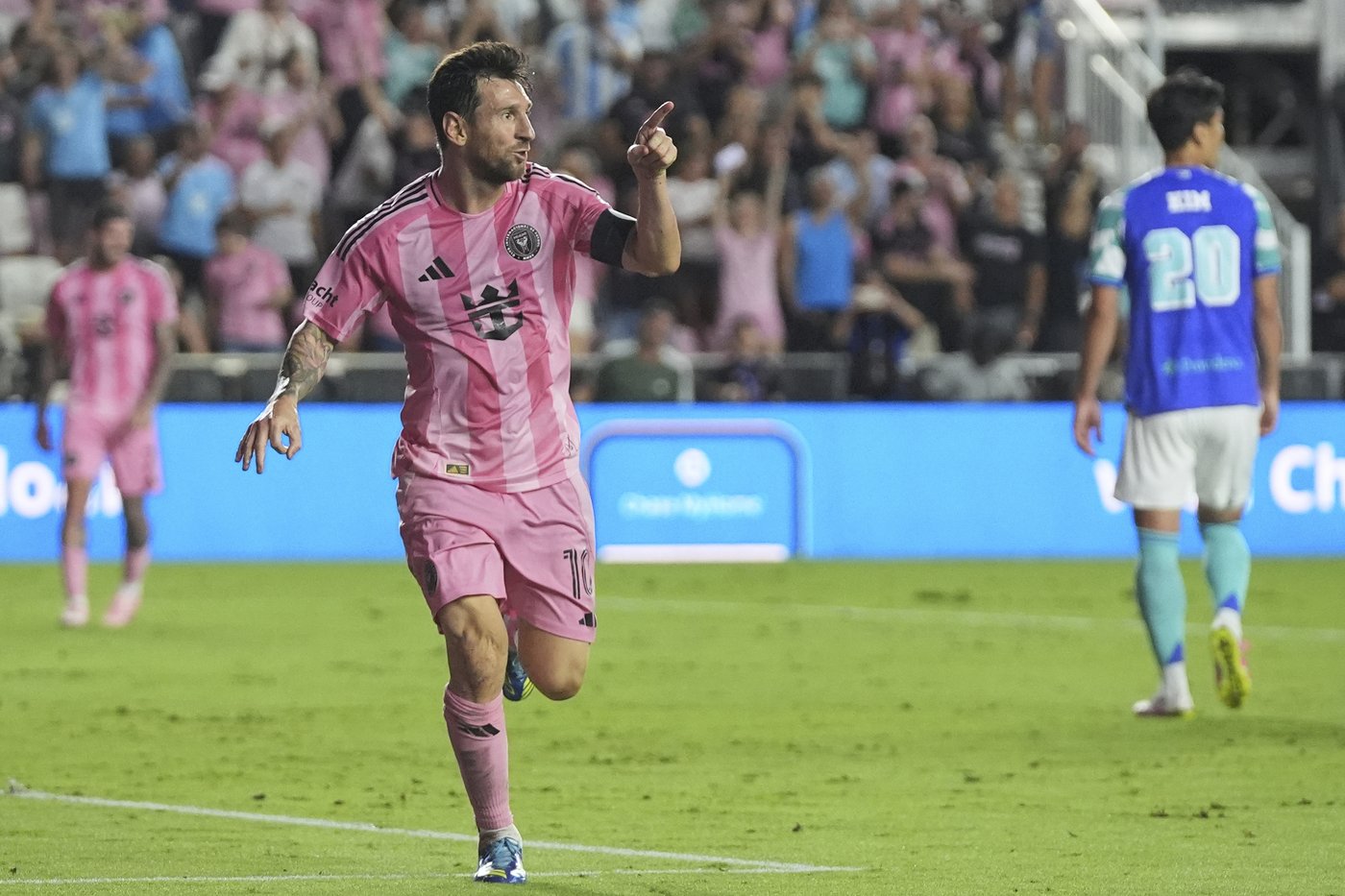Lionel Messi and Inter Miami near deal to extend contract through at least 2026, AP source says | iNFOnews.ca