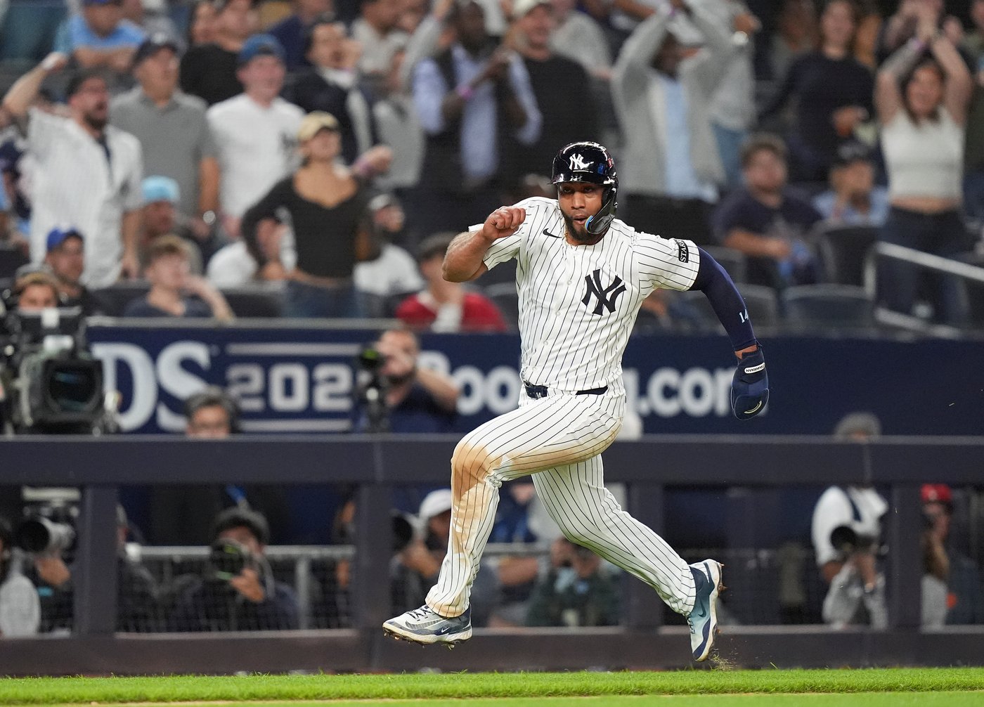 Photo Gallery: Yankees beat Blue Jays 9-6 in Game 3 | iNFOnews.ca