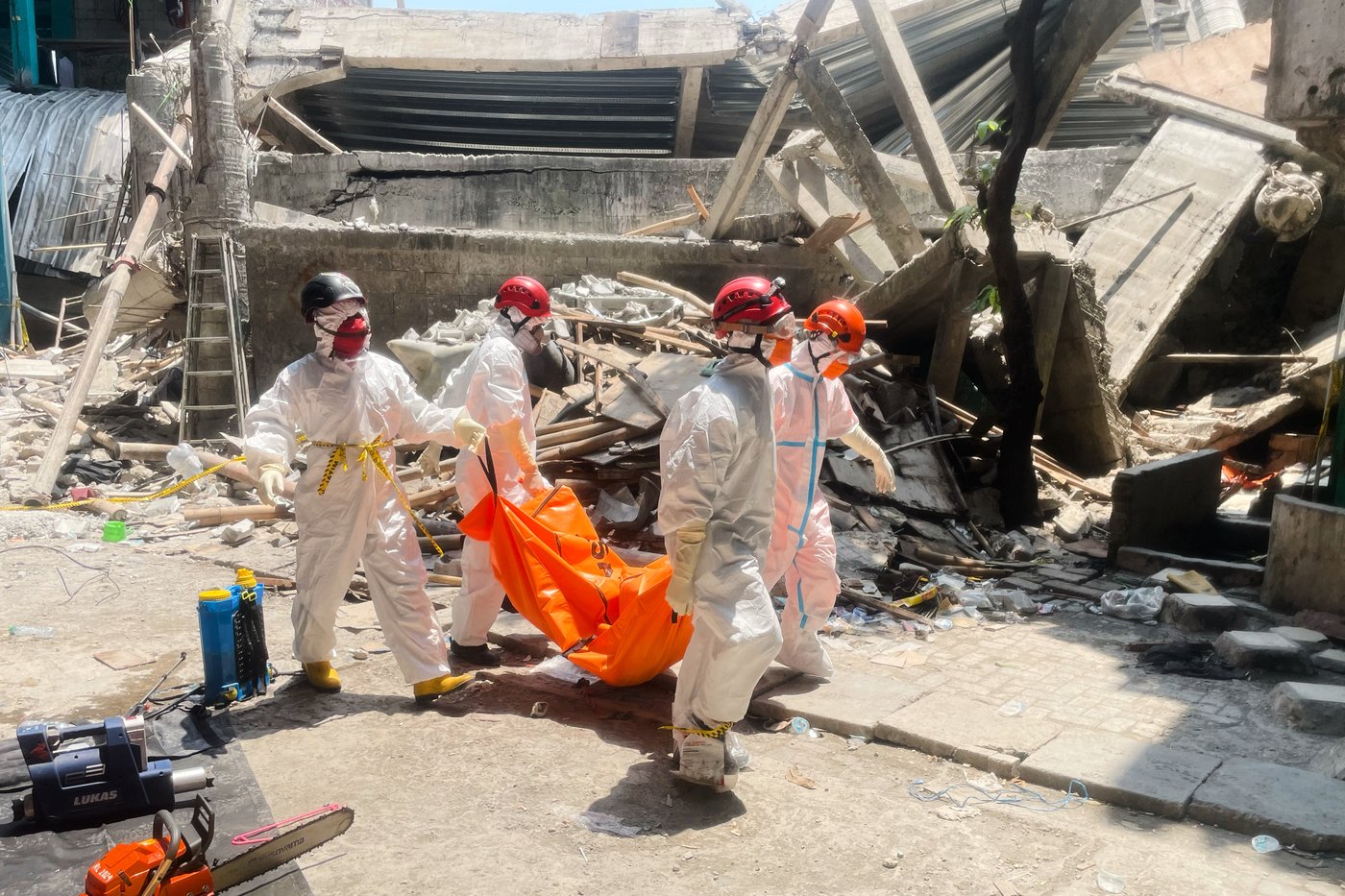Indonesian crews pull 3 bodies from rubble of collapsed school with more than 50 boys still missing | iNFOnews.ca