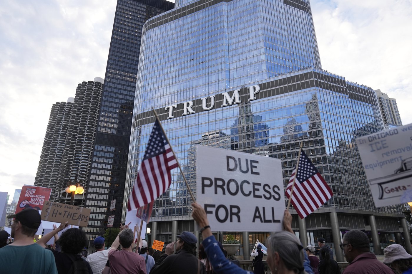 Chicagoans change routines as immigration crackdown looms. Some carry passports and avoid stores | iNFOnews.ca Chicagoans change routines as immigration crackdown looms. Some carry passports and avoid stores | iNFOnews.ca