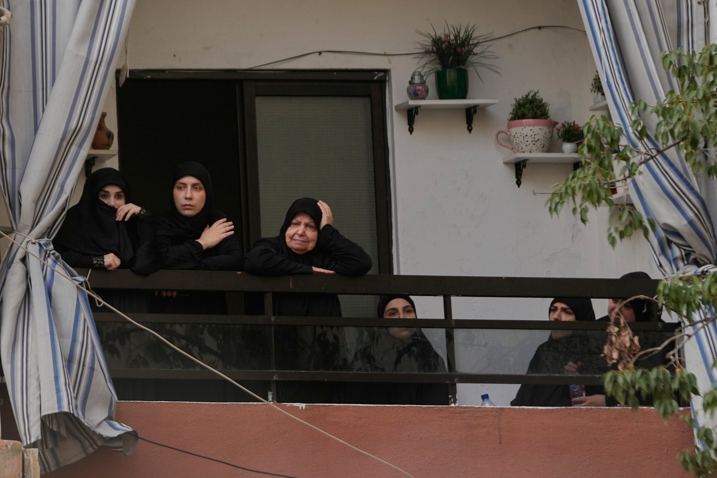 Thousands mourn Hezbollah commander killed in Israeli airstrike | iNFOnews.ca Thousands mourn Hezbollah commander killed in Israeli airstrike | iNFOnews.ca
