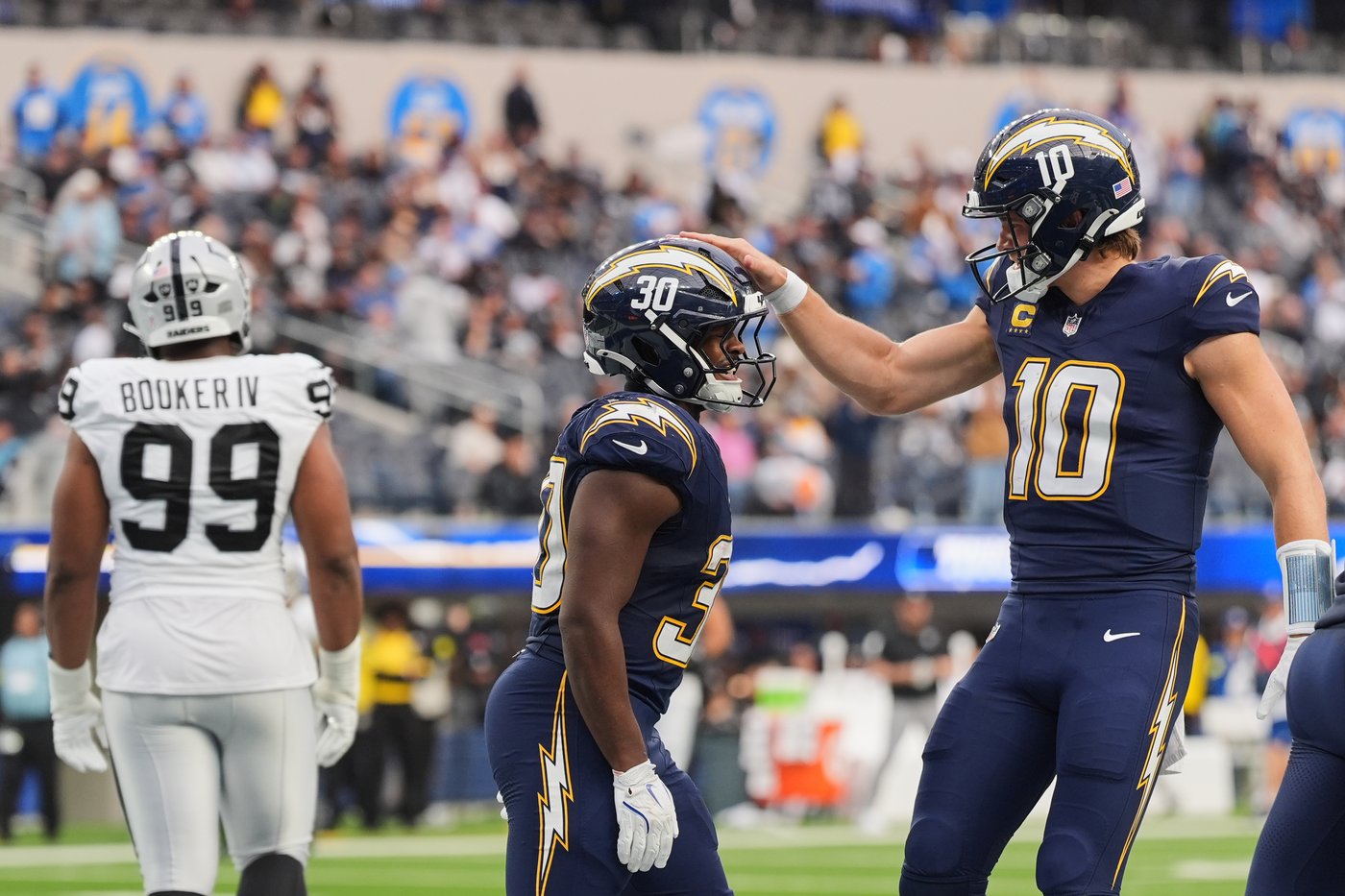 Herbert throws 2 TD passes despite hand injury, Chargers send Raiders to 6th straight loss, 31-14 | iNFOnews.ca