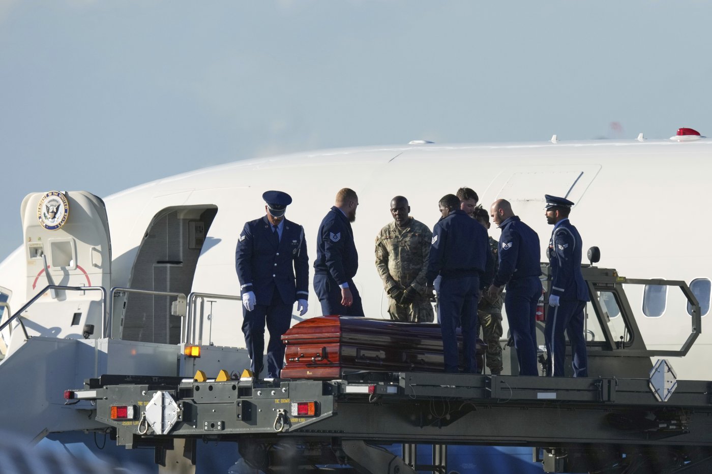 Vance arrives in Arizona with Charlie Kirk's casket aboard Air Force Two | iNFOnews.ca