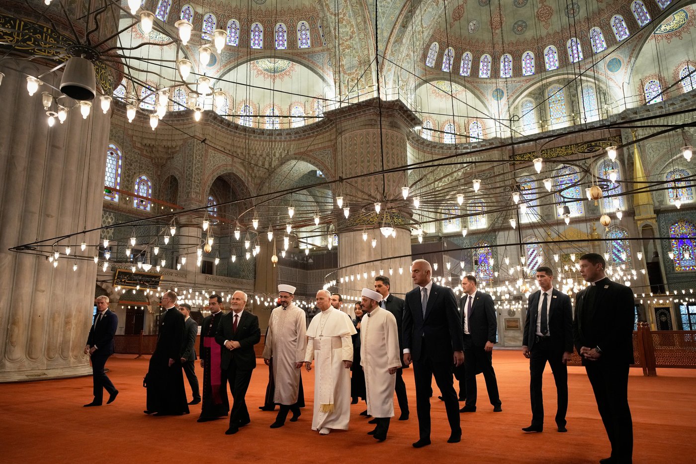 Pope visits Istanbul's Blue Mosque at start of day of meetings with Turkey's religious leaders | iNFOnews.ca