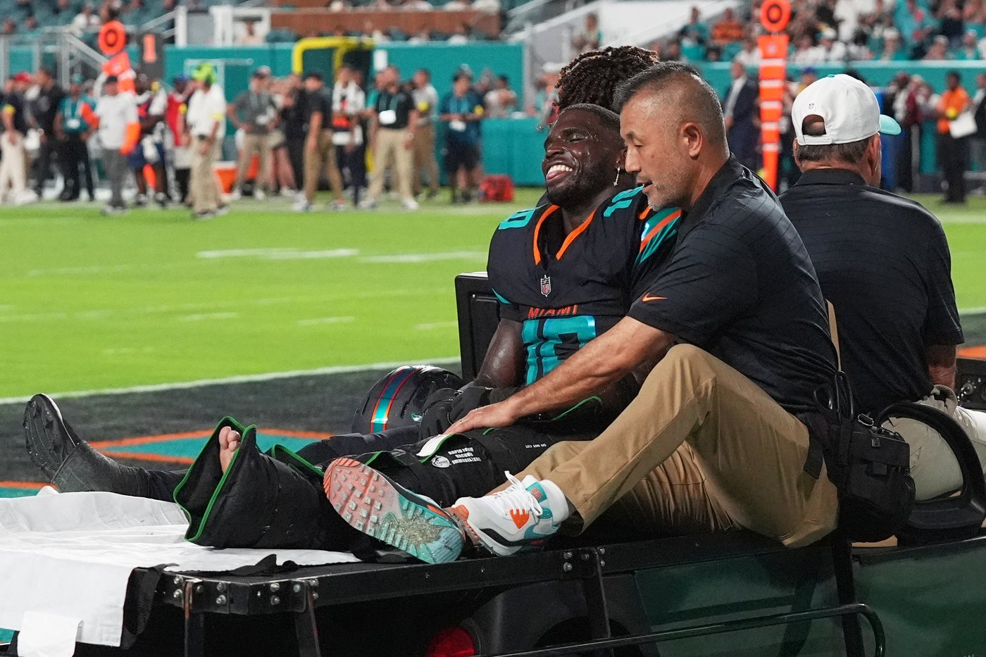 Dolphins' Tyreek Hill carted off field and taken to hospital with dislocated left knee | iNFOnews.ca