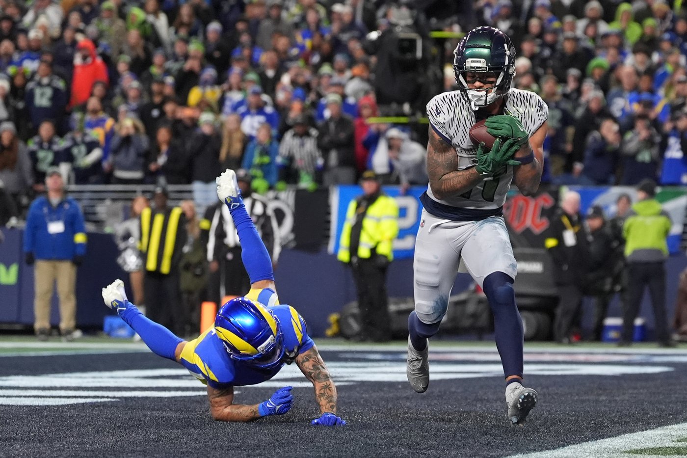 Seahawks overcome 16-point deficit to stun Rams 38-37 in OT in NFC West showdown | iNFOnews.ca