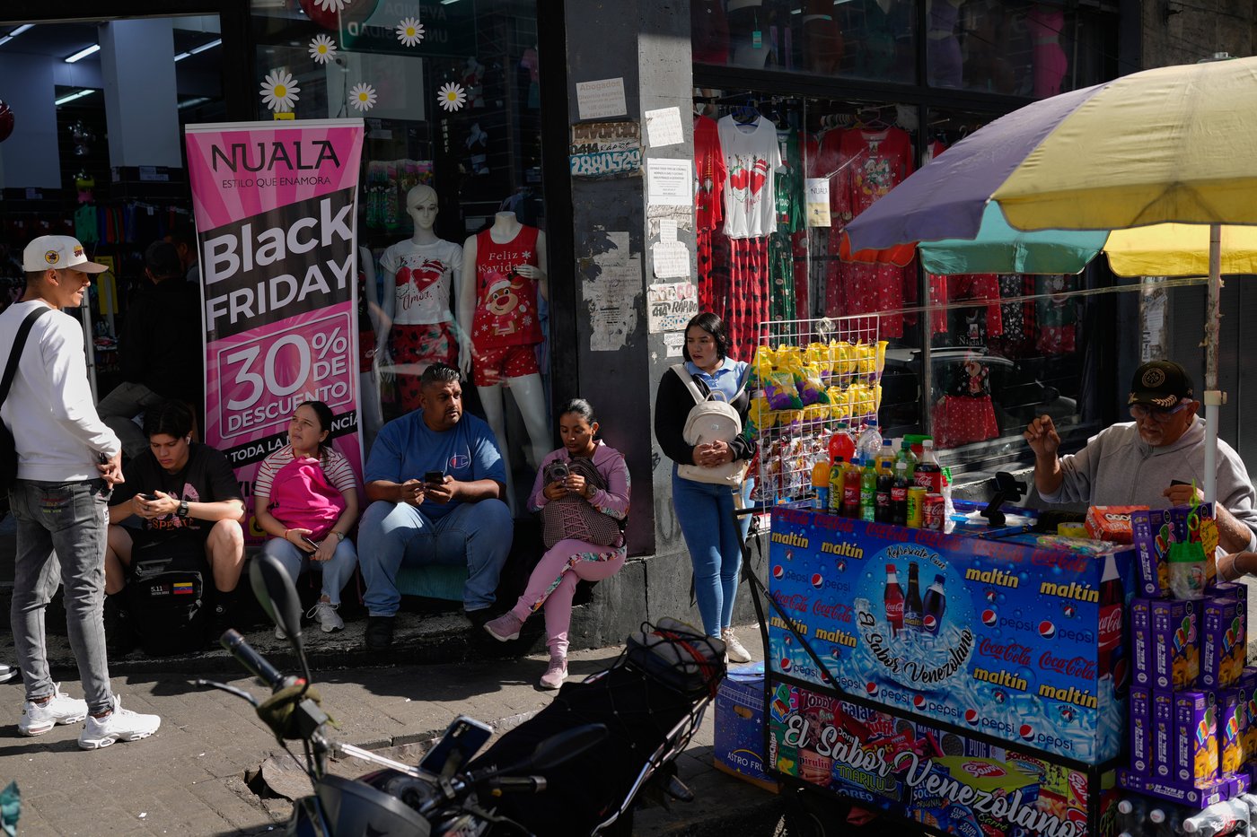 Venezuelans worried about economic turmoil shun Black Friday deals | iNFOnews.ca