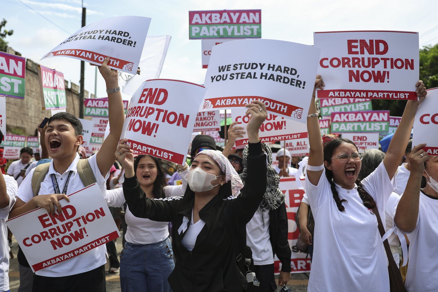 Dozens arrested and hurt in clashes with police near Philippine presidential palace | iNFOnews.ca