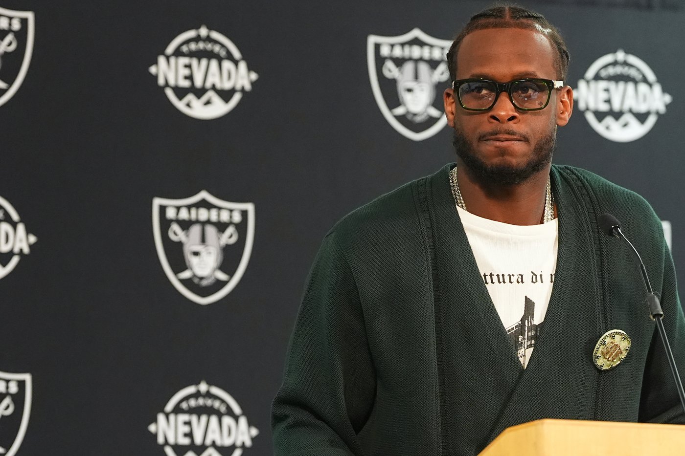 Geno Smith battered by relentless Denver defense in Raiders' 10-7 loss | iNFOnews.ca Geno Smith battered by relentless Denver defense in Raiders' 10-7 loss | iNFOnews.ca