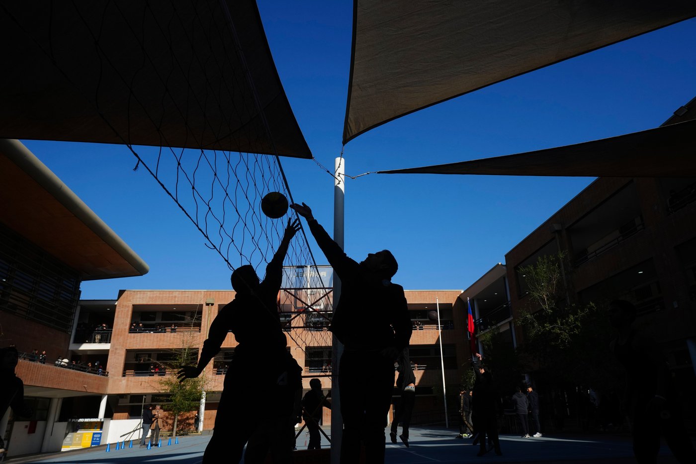 No TikTok, no Instagram: Chilean school blocks phones and students rediscover real-world connections | iNFOnews.ca