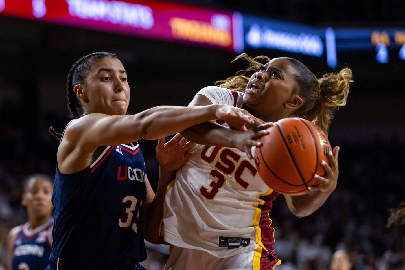 Azzi Fudd leads No. 1 UConn's 79-51 rout of 16th-ranked USC with JuJu Watkins looking on | iNFOnews.ca Azzi Fudd leads No. 1 UConn's 79-51 rout of 16th-ranked USC with JuJu Watkins looking on | iNFOnews.ca