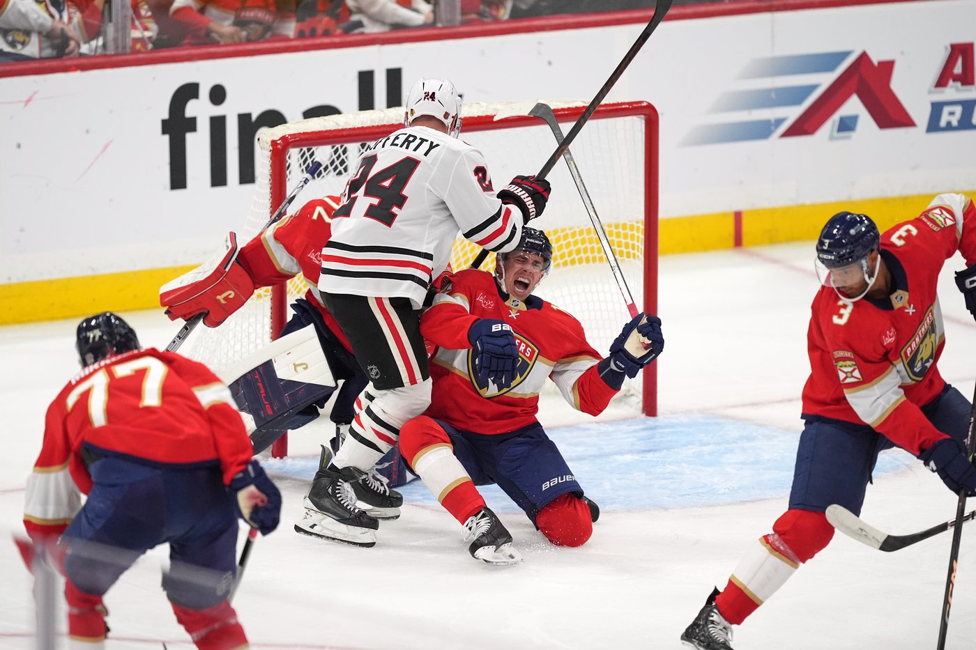 Boqvist scores go-ahead goal as Cup champ Panthers beat Blackhawks 3-2 on banner-raising night | iNFOnews.ca