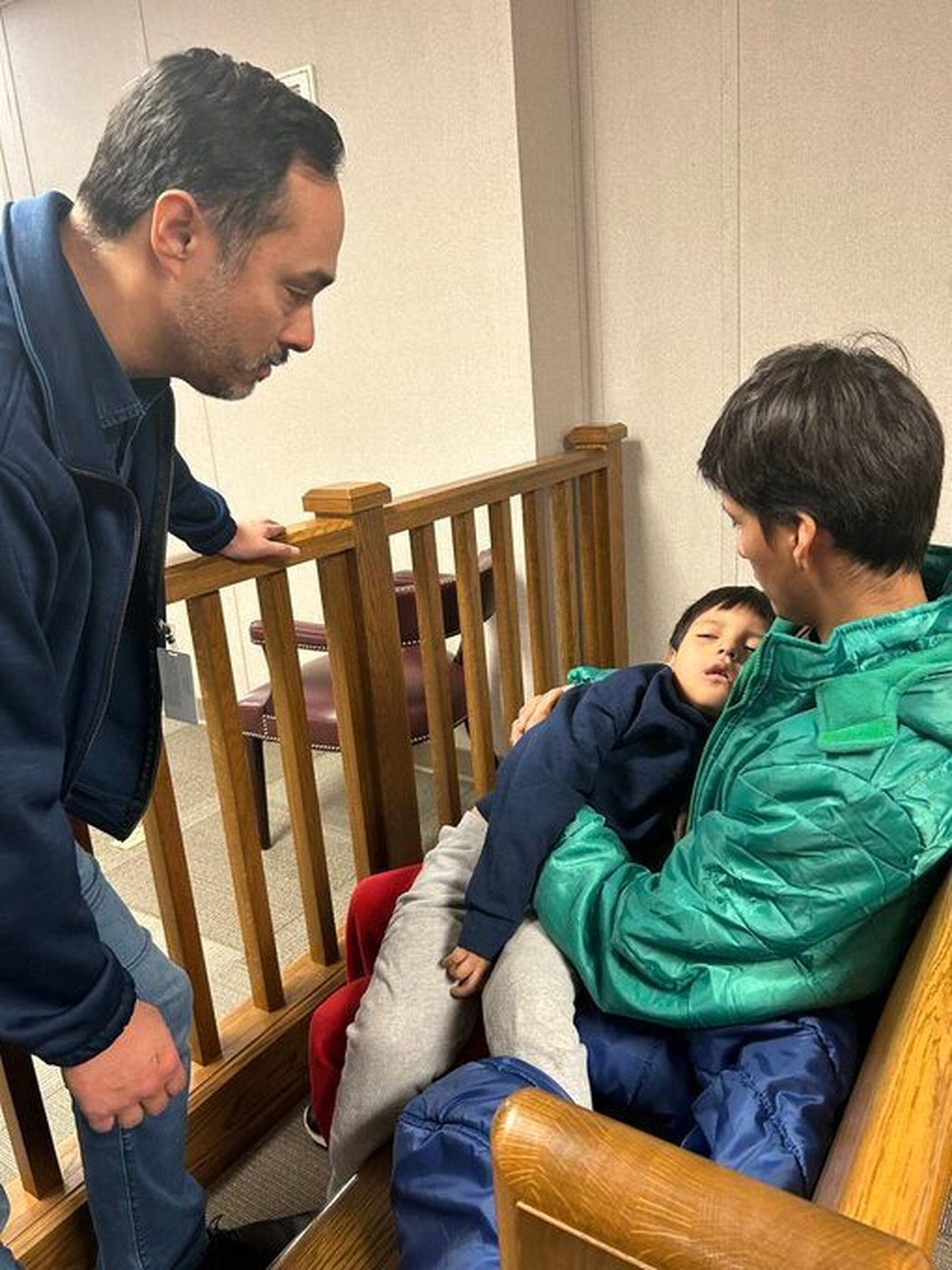 Democrats visit 5-year-old who was detained in Minneapolis, in a case that stirred anger over ICE | iNFOnews.ca