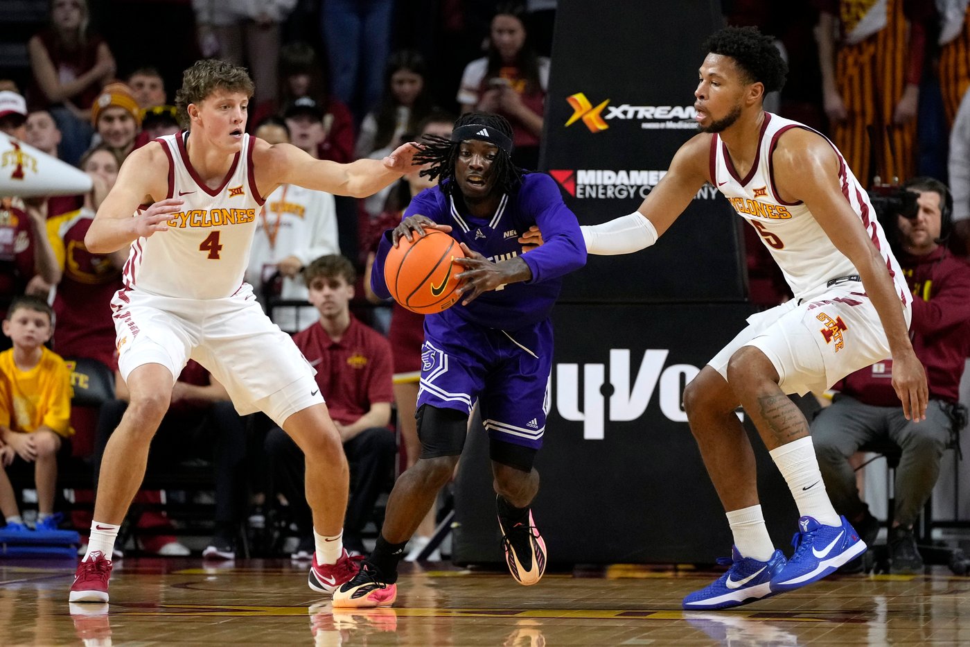 Jefferson and Lipsey lead No. 16 Iowa State to 96-57 win over Stonehill | iNFOnews.ca