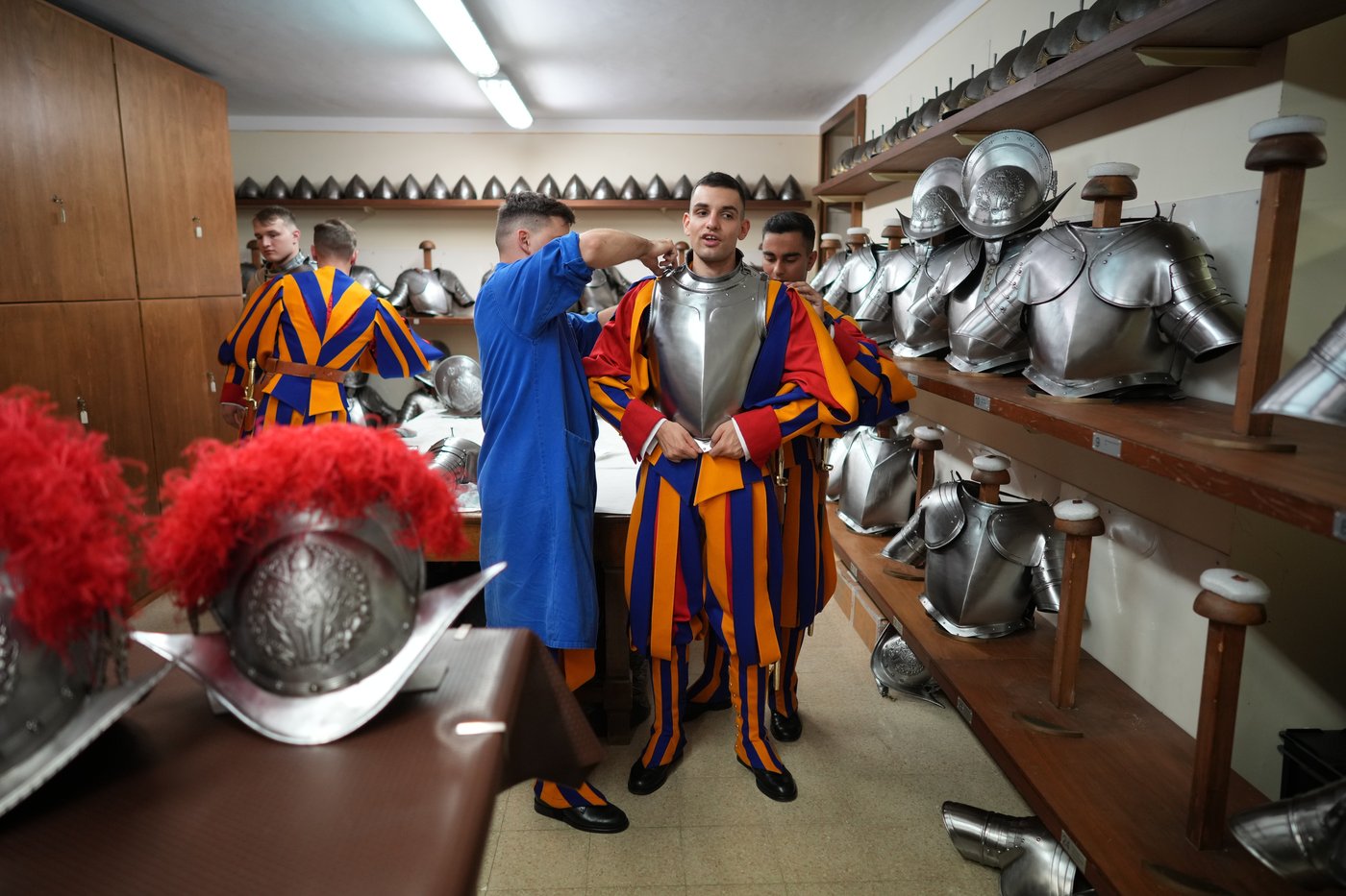 A look at Swiss Guards preparing for a swearing-in ceremony attended by the Pope, in photos | iNFOnews.ca