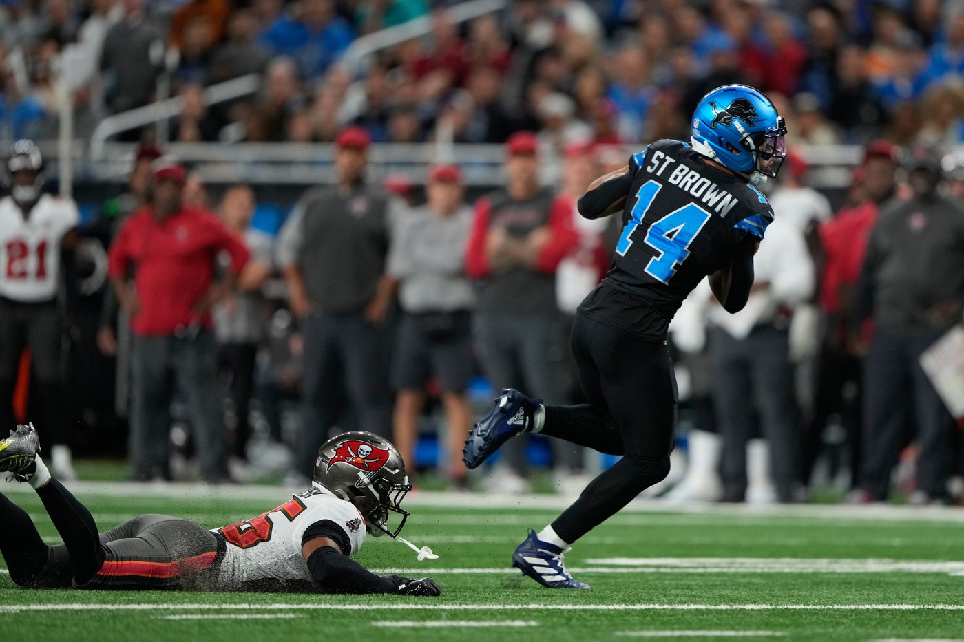 Gibbs has career-high 218 yards of offense and 2 TDs, helping Lions bounce back and beat Bucs 24-9 | iNFOnews.ca