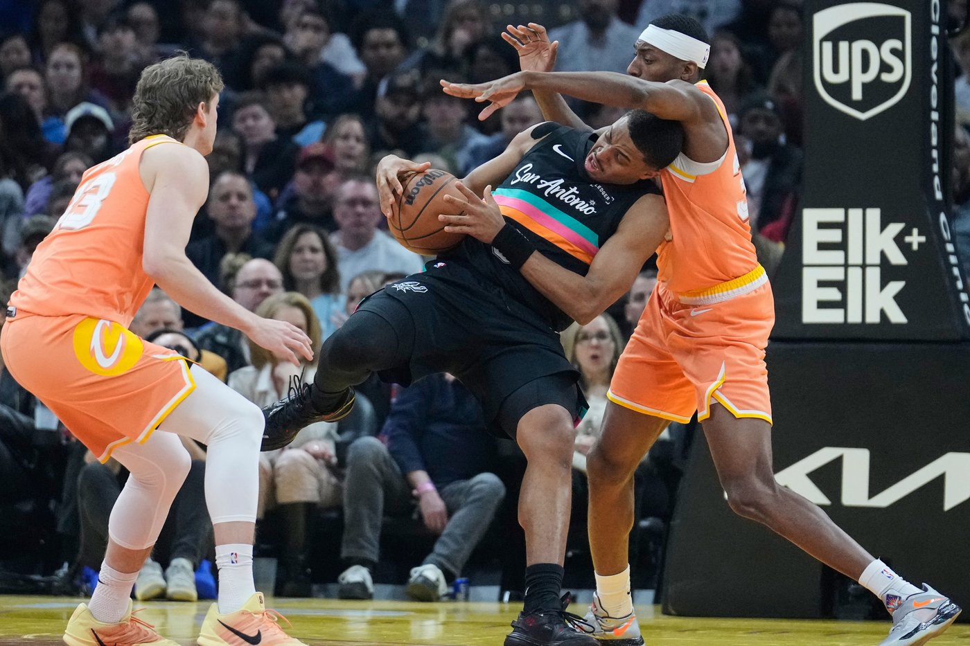 Donovan Mitchell scores 28 points, Cavaliers beat Spurs 130-117 | iNFOnews.ca Donovan Mitchell scores 28 points, Cavaliers beat Spurs 130-117 | iNFOnews.ca