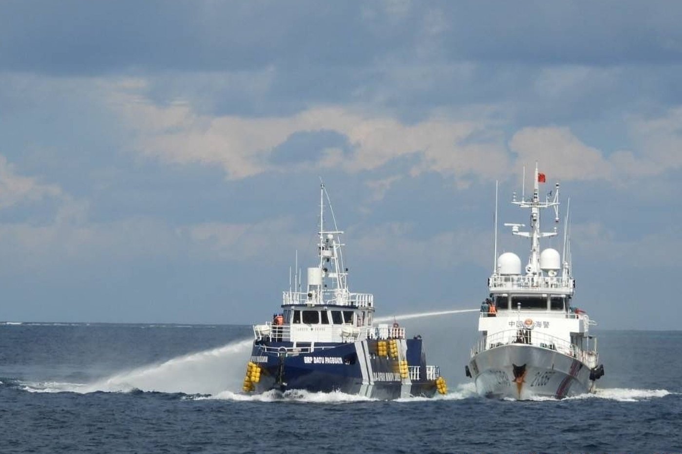Chinese coast guard rams and damages a Philippine vessel off an island in the South China Sea | iNFOnews.ca