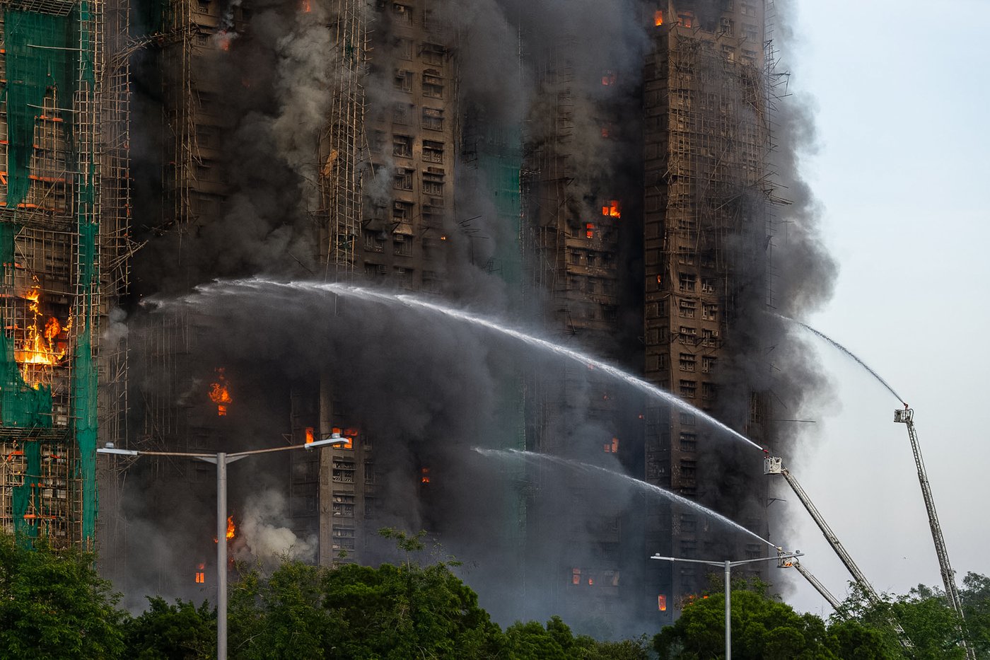 Fire rages through bamboo scaffolding at Hong Kong high-rise residential complex, killing 4 | iNFOnews.ca