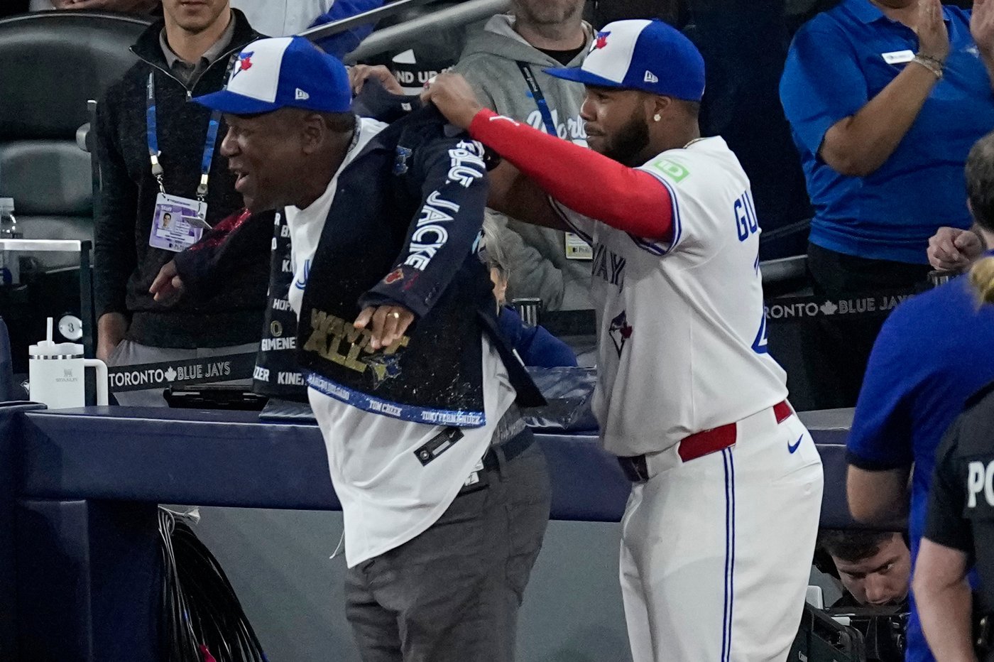 Dodgers beat Jays 5-1 in Game 2 of World Series | iNFOnews.ca