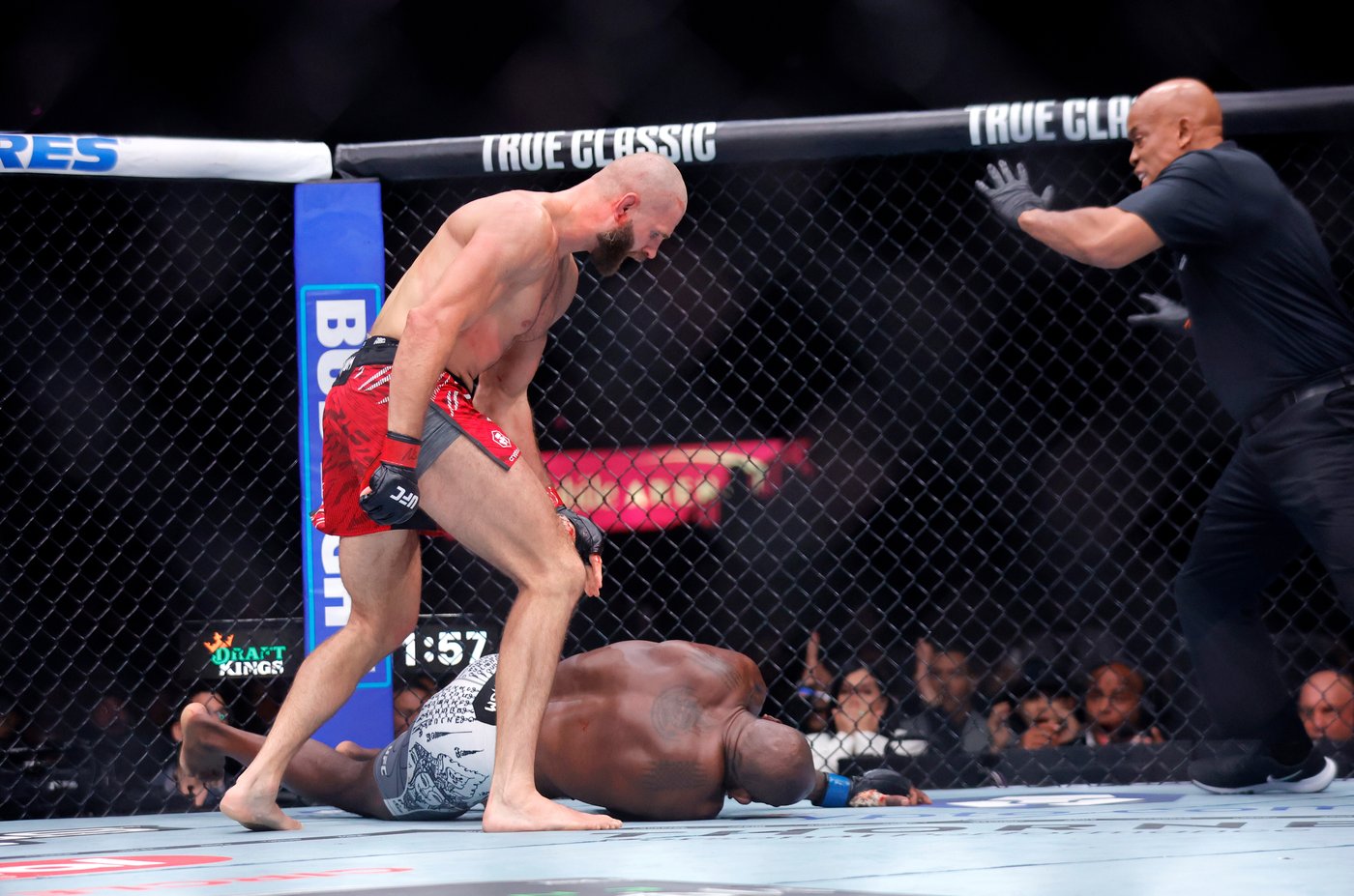 Pereira dethrones Ankalaev with a 1st-round stoppage at UFC 320 | iNFOnews.ca