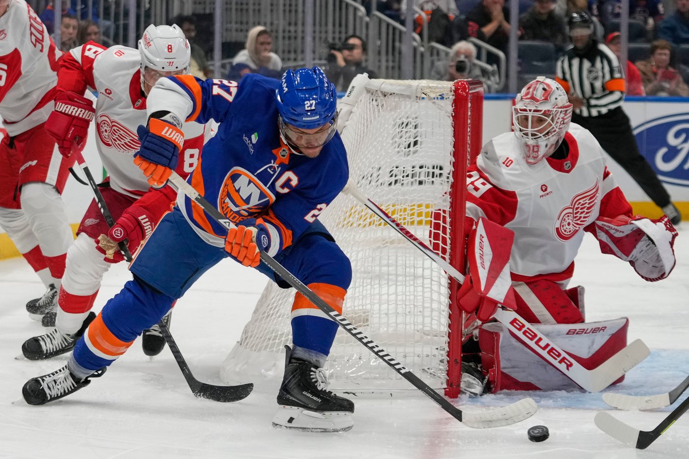 Islanders dominate Red Wings 7-2 behind Heineman's two goals | iNFOnews.ca Islanders dominate Red Wings 7-2 behind Heineman's two goals | iNFOnews.ca