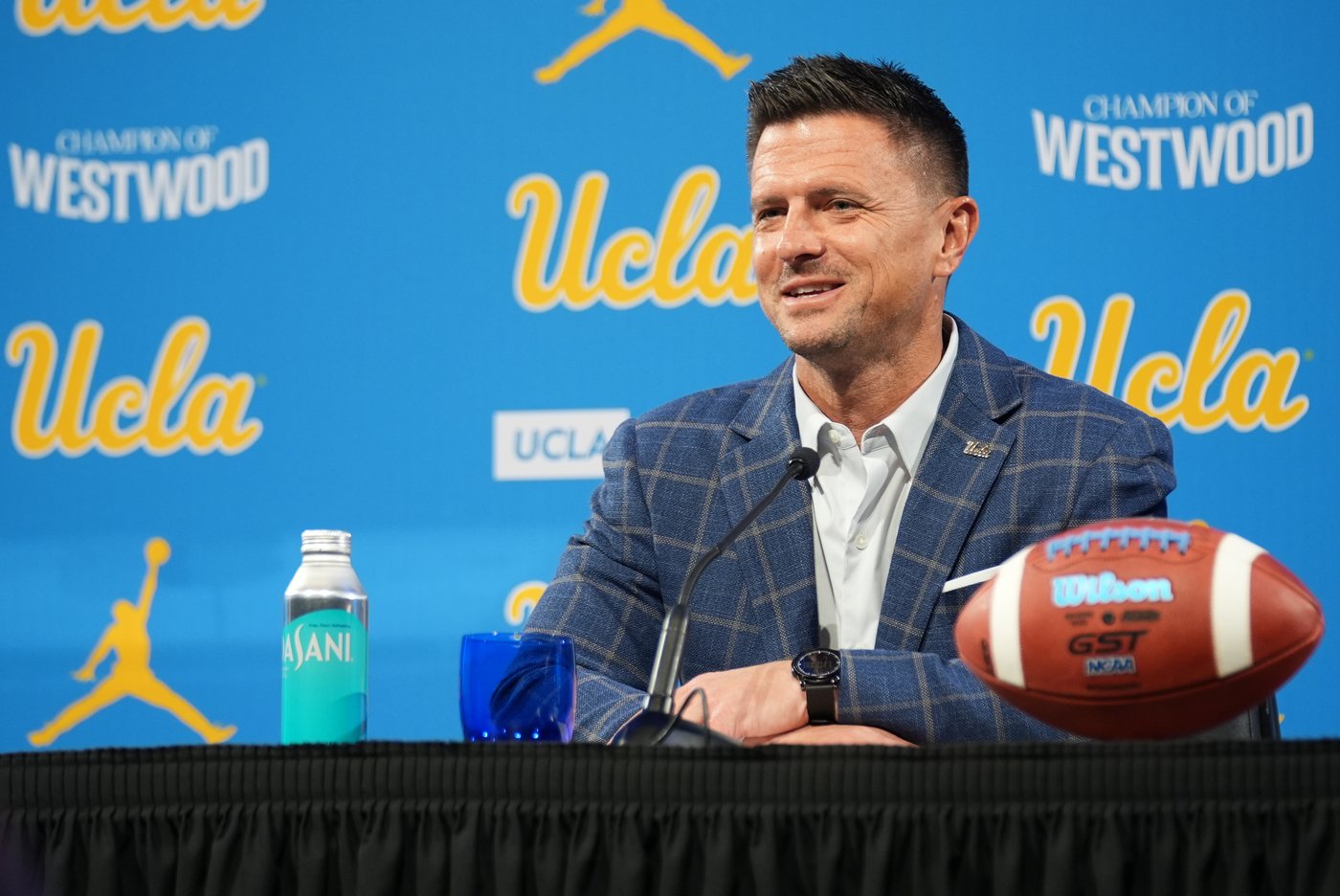 Chesney starts his UCLA football coaching era with energy, inspiration and a promise to win | iNFOnews.ca Chesney starts his UCLA football coaching era with energy, inspiration and a promise to win | iNFOnews.ca