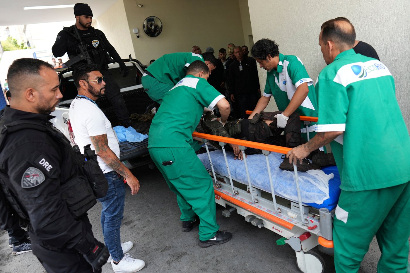 Photos show massive police raid in Rio's favelas leaving dozens dead in clashes with drug gangs | iNFOnews.ca