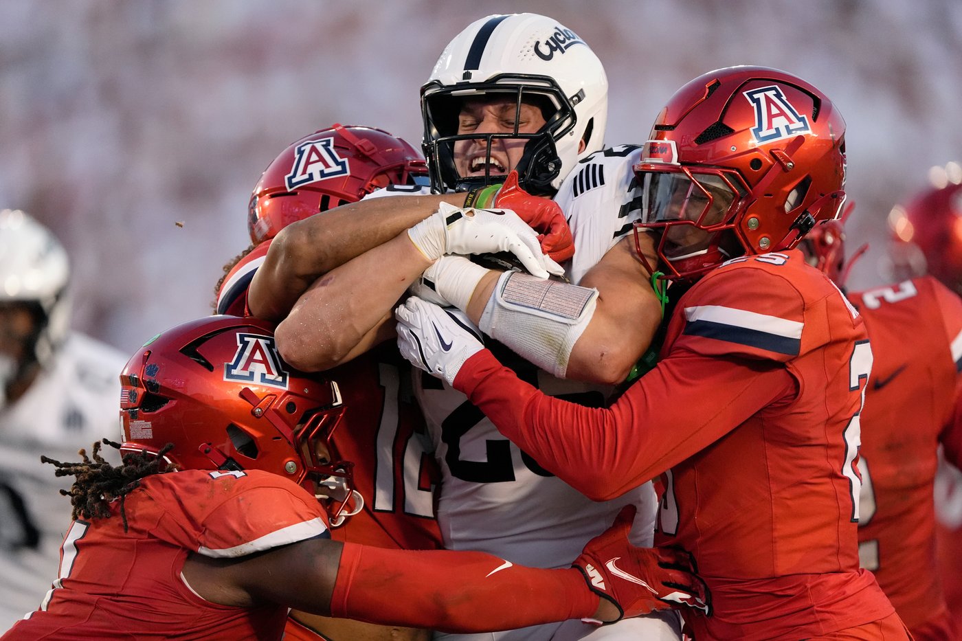 Becht runs for 3 touchdowns, No. 14 Iowa State beats Arizona 39-14 | iNFOnews.ca