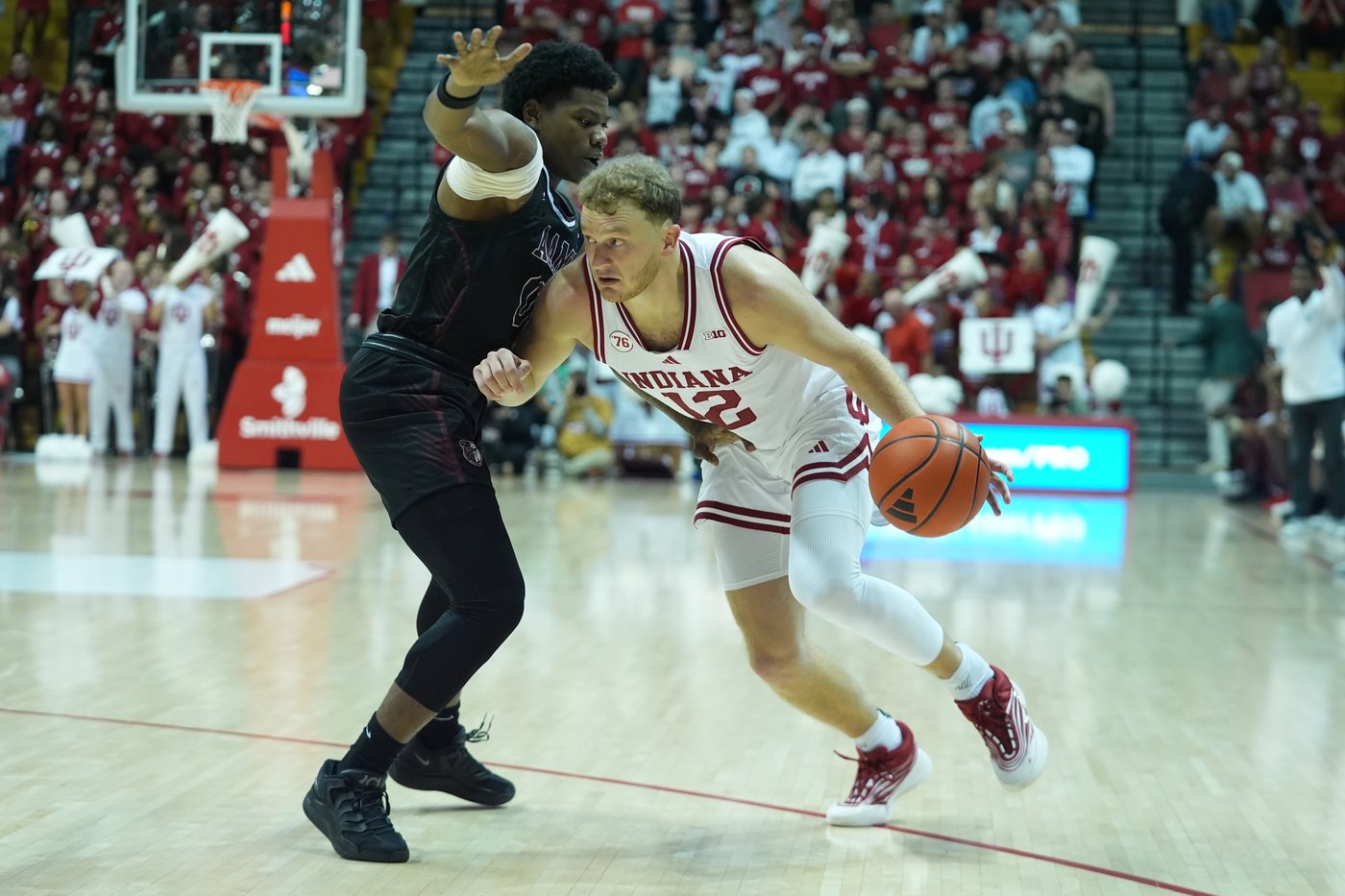 New coach Darian DeVries injects new style and renewed hope in Hoosier season opening rout | iNFOnews.ca New coach Darian DeVries injects new style and renewed hope in Hoosier season opening rout | iNFOnews.ca