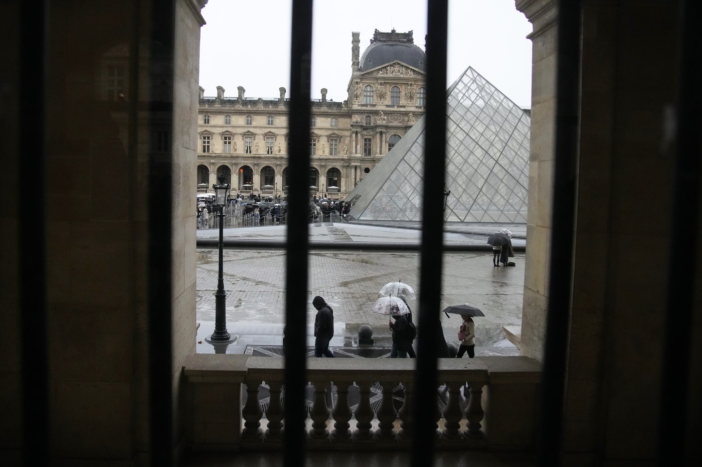 4 more arrested in $102M Louvre jewel heist, Paris prosecutor says | iNFOnews.ca